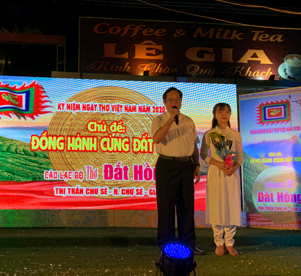 Ông Nguyễn Dũng-Giám đốc Sở Tài chính tặng quà cho học sinh đạt giải trong phong trào sáng tác thơ năm 2019 do CLB thơ Đất Hồng phát động. Ảnh: P.V