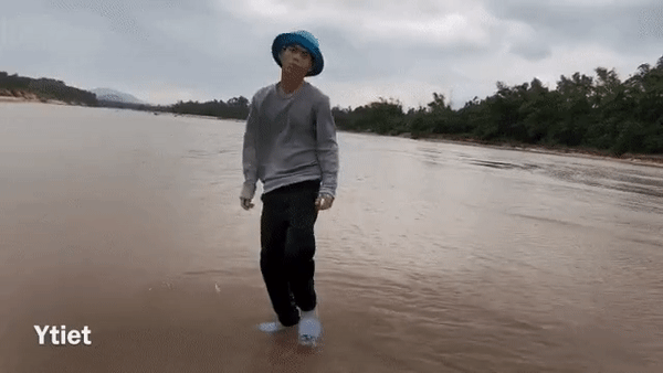 Anh chàng điệu nghệ thể hiện các bước nhảy trên sông 