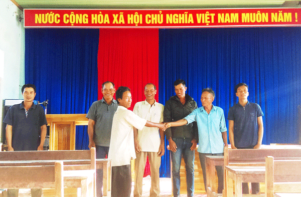 Tổ hòa giải của thôn Marin 3, xã Ia Ma Rơn hòa giải một vụ mâu thuẫn trong cộng đồng. Ảnh: R.H