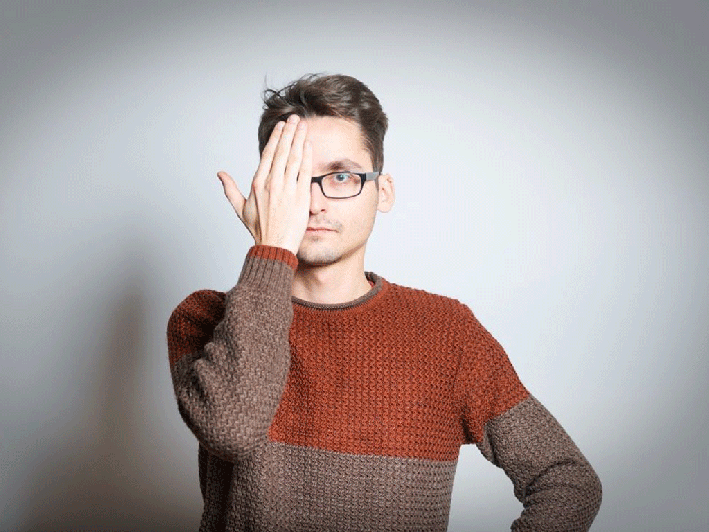 Những thay đổi về thị lực như nhìn mờ hoặc nhìn đôi hoặc giảm thị lực có thể là dấu hiệu của khối u não, cần đi khám ngay.