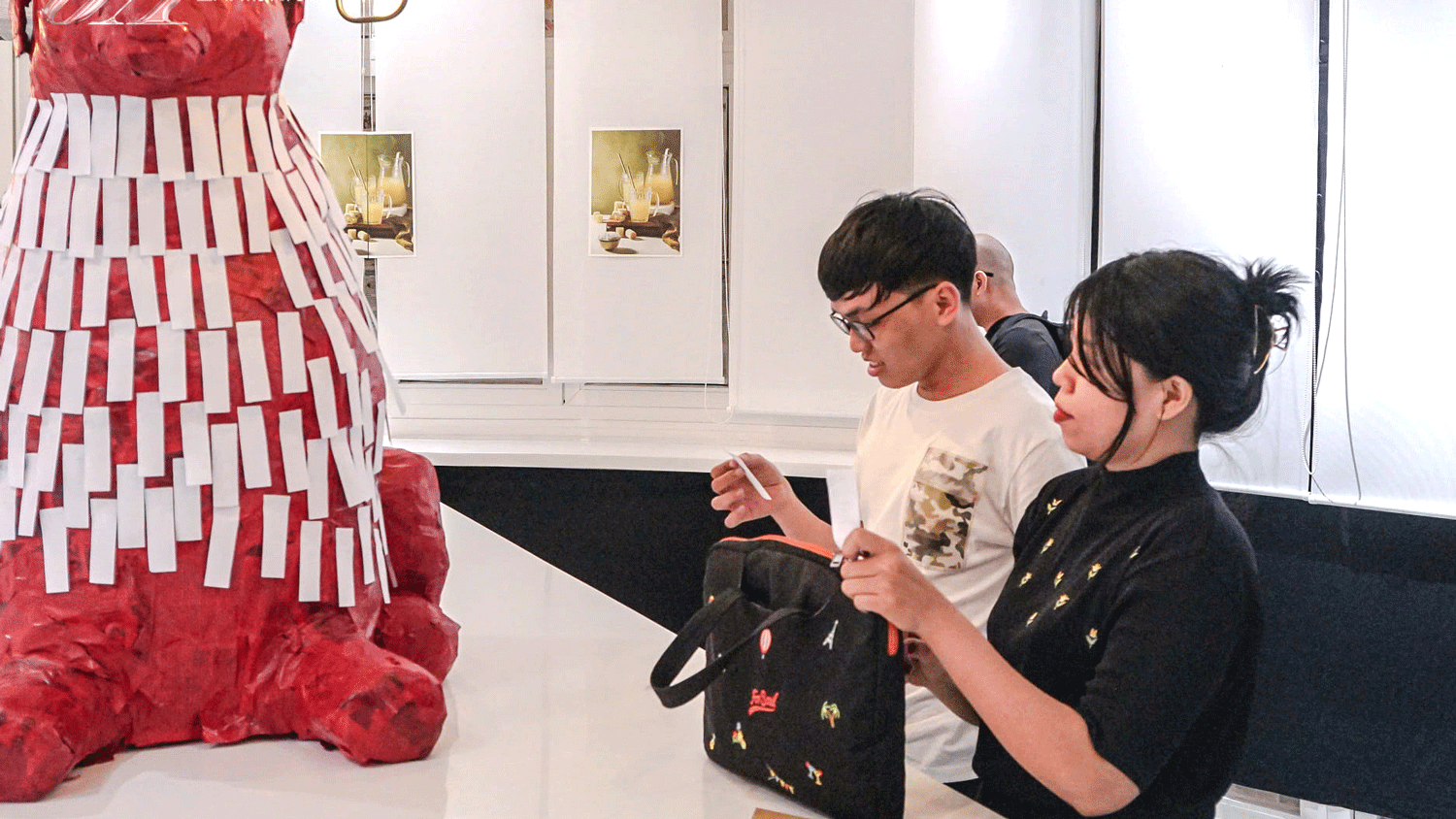 Bạn trẻ hào hứng với không gian nghệ thuật sắp đặt của triển lãm tĩnh vật Vietnamme lần 2 Bạn trẻ hào hứng với không gian nghệ thuật sắp đặt của triển lãm tĩnh vật Vietnamme lần 2