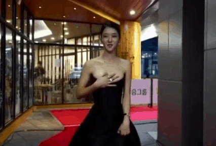 Đáng chú ý là đoạn clip ghi lại cảnh mỹ nhân Hàn khéo léo dùng tay che chắn để tránh gặp sự cố khi diện bộ trang phục quyến rũ này. Trong clip, Seo Ye Ji liên tục dùng tay che chắn vòng một khi sải bước trên thảm đỏ.