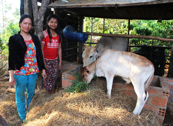 Chị Siu Hanh (bìa trái) vui mừng vì luôn có sự đồng hành, giúp đỡ của Hội LHPN phường Yên Thế. Ảnh: P.L Chị Siu Hanh (bìa trái) vui mừng vì luôn có sự đồng hành, giúp đỡ của Hội LHPN phường Yên Thế. Ảnh: P.L