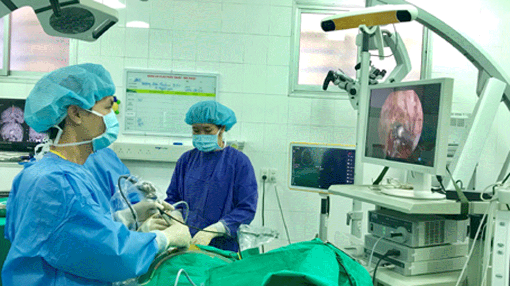 Bác sĩ Nguyễn Thanh Xuân thực hiện ca mổ nội soi qua đường mũi điều trị u não - ẢNH LIÊN CHÂU