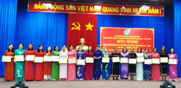 Tuyên dương, khen thưởng 19 tập thể có thành tích xuất sắc trong phong trào yêu nước. Ảnh: Vũ Thị Chi