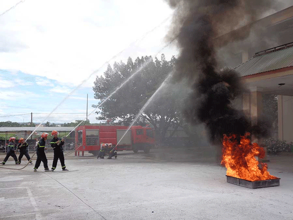 Đội Cảnh sát Phòng cháy chữa cháy và Cứu nạn cứu hộ khu vực An Khê diễn tập chữa cháy. Ảnh: L.A