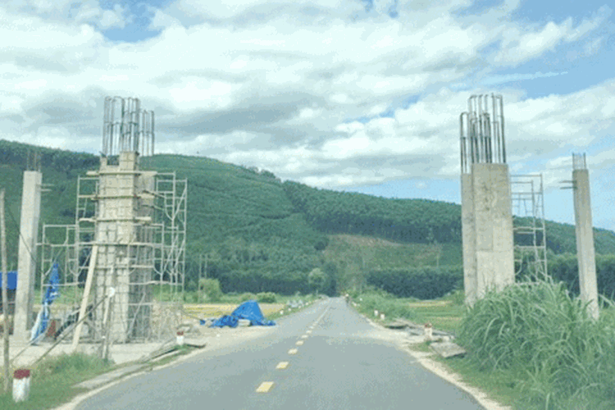 Cổng chào 2 tỉ ở huyện nghèo nhất nước Minh Long, Quảng Ngãi từng gây xôn xao dư luận với lý do xây dựng là vì: Huyện hàng xóm Nghĩa Hành có mấy cái cổng chào, hầu như xã nào cũng có...(Ảnh VOV)
