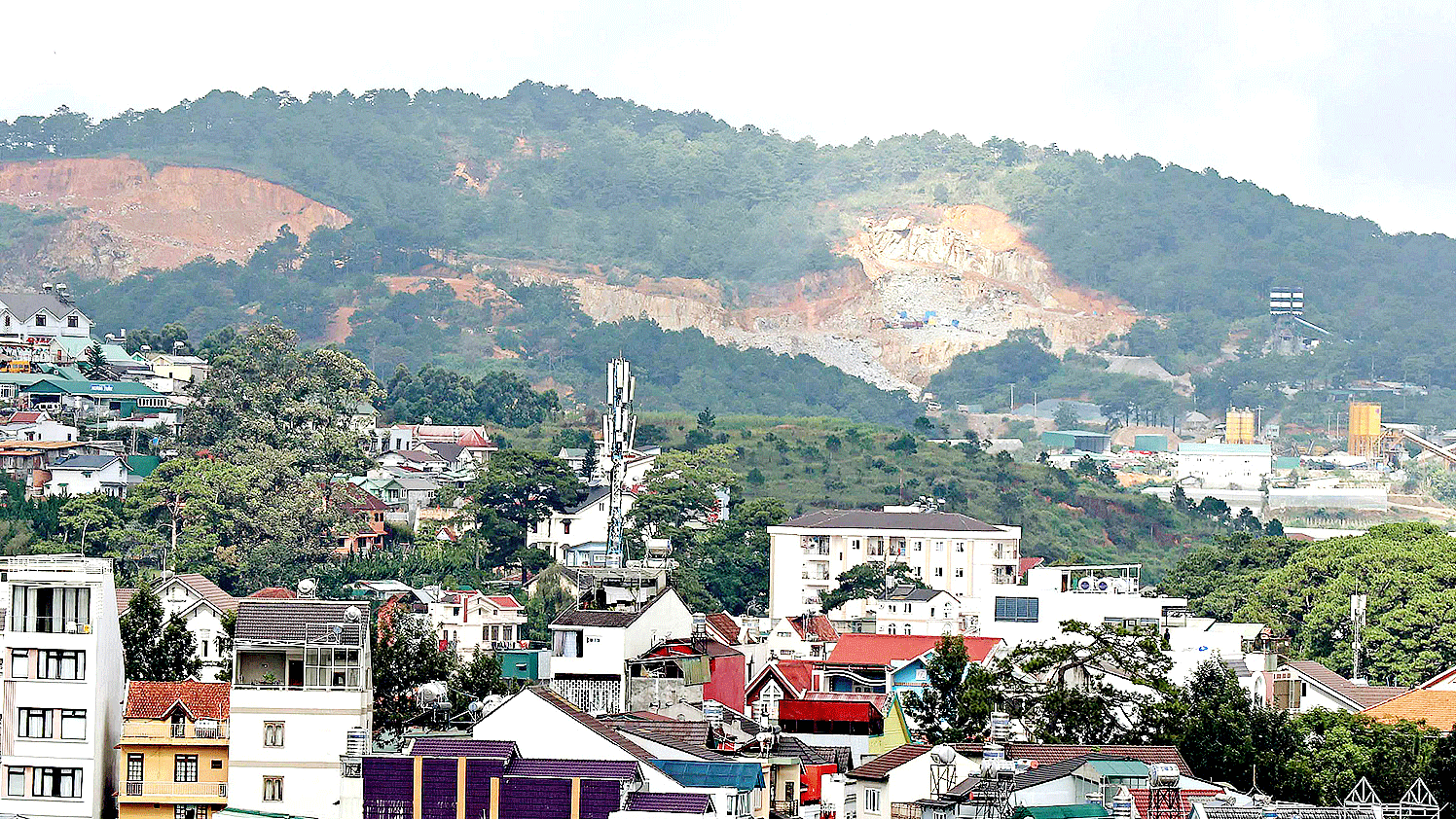 Mỏ đá Cam Ly nhìn từ trung tâm TP Đà Lạt. Ảnh: ĐOÀN KIÊN Mỏ đá Cam Ly nhìn từ trung tâm TP Đà Lạt. Ảnh: ĐOÀN KIÊN