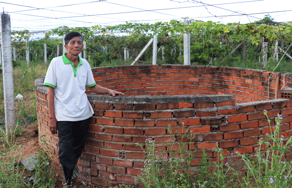 Năm 2016 và 2017 gia đình ông Trần Văn Sang (thôn Jlao, xã Kông Pla, huyện Kbang) đào 2 cái giếng để lấy nguồn nước tưới cho 1,8 ha cây gấc và cây ăn quả. Ảnh: N.M