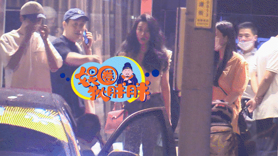 Khoảnh khắc Phạm Băng Băng mặc quần jean cạp cao, ống rộng kết hợp với áo trắng kiểu dáng tay bồng và túi xách màu hồng.