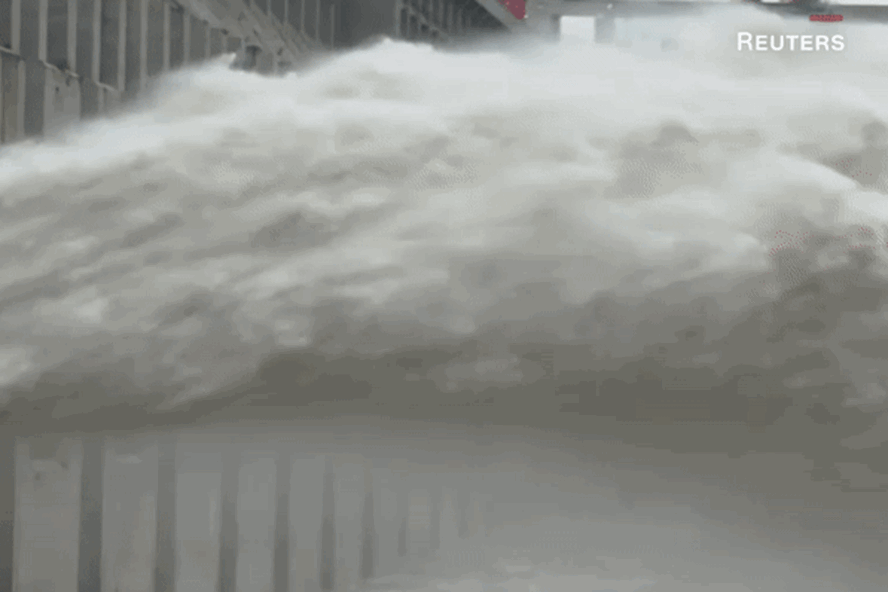 Đập Tam Hiệp xả lũ hồi tháng 7. Nguồn: Reuters. Đập Tam Hiệp xả lũ hồi tháng 7. Nguồn: Reuters.