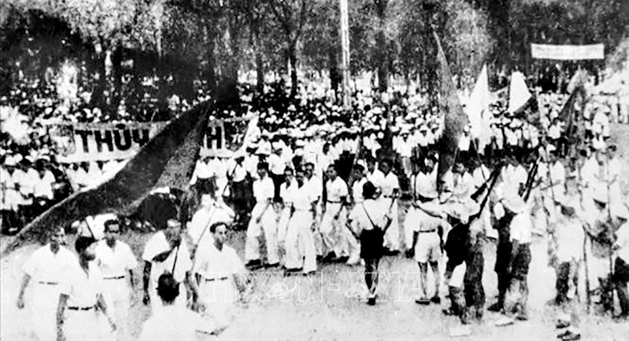 Nhân dân Sài Gòn biểu tình giành chính quyền ngày 25-8-1945. Ảnh Tư liệu Nhân dân Sài Gòn biểu tình giành chính quyền ngày 25-8-1945. Ảnh Tư liệu