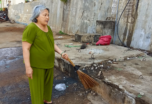 Bà Phạm Thị Nhật (tổ1, phường Phù Đổng, TP. Pleiku) chỉ nơi nước thải chảy tràn ra đường bốc mùi hôi thối. Ảnh: K.P