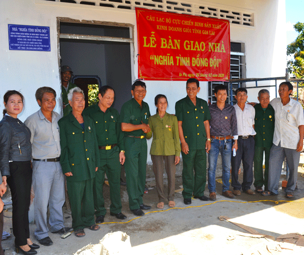 Lễ bàn giao nhà “Nghĩa tình đồng đội” cho bà Ngô Thị Doa-chi hội CCB thôn Bình Tây, xã Chư Răng, huyện Ia Pa. Ảnh: H.C