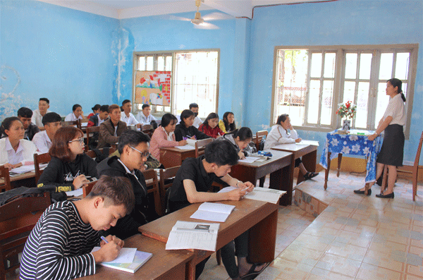 Một giờ học của học viên lớp 12 tại Trung tâm GDTX tỉnh. Ảnh: M.T Một giờ học của học viên lớp 12 tại Trung tâm GDTX tỉnh. Ảnh: M.T