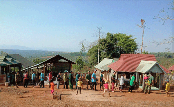  Đánh cồng chiêng tại một lễ bỏ mả. Ảnh: PHƯƠNG LINH