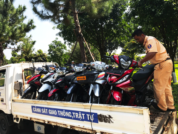 Nhiều xe máy bị tạm giữ để xử lý. Ảnh: L.V.N