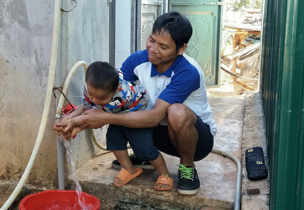 Nhiều hộ dân tại tỉnh đã xây dựng công tưới nớc sạch, nhà tiêu hợp vệ sinh. Ảnh N.Y