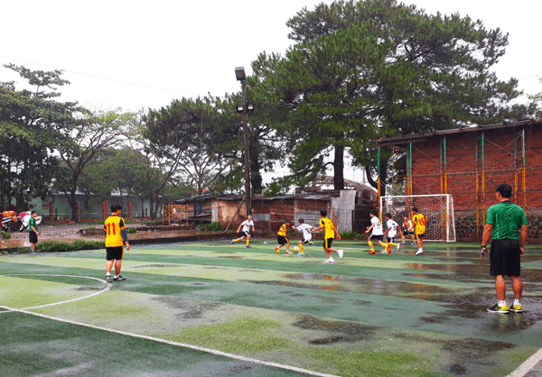 Giải bóng đá Nhi đồng ở huyện Ia Grai. Ảnh: H.S