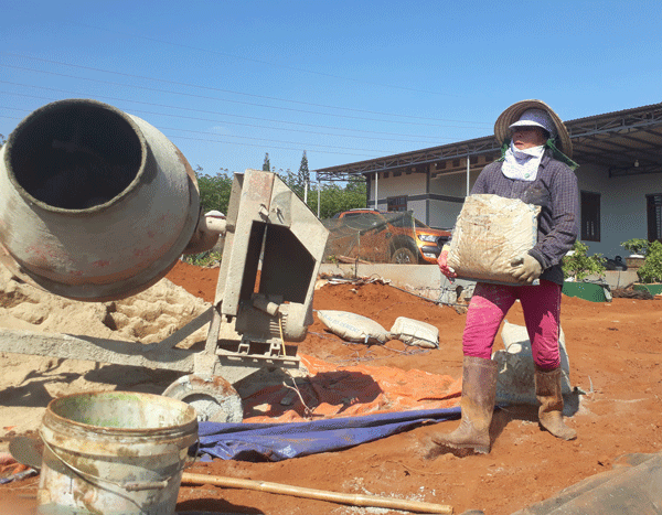 Bà Huỳnh Thị Hoa phụ hồ tại một công trình ở xã Ia Dêr (huyện Ia Grai). Ảnh: N.T Bà Huỳnh Thị Hoa phụ hồ tại một công trình ở xã Ia Dêr (huyện Ia Grai). Ảnh: N.T