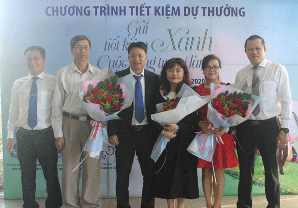 BIDV Phố Núi trao thưởng cho các khách hàng may mắn trúng thưởng chương trình khuyến mại tiết kiệm dự thưởng “Gửi tiết kiệm xanh, cuộc sống trong lành”. Ảnh: S.C