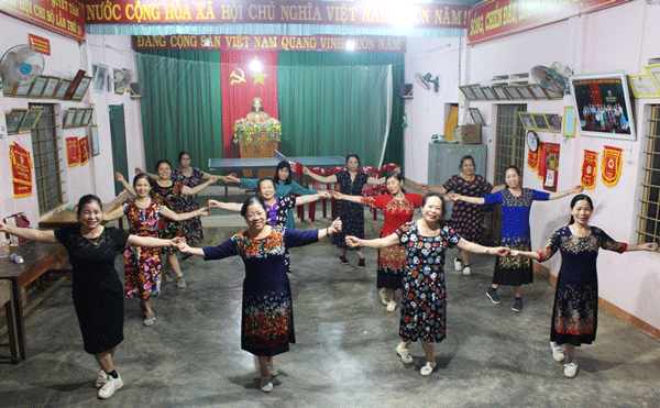 Một buổi tập khiêu vũ của hội viên chi hội phụ nữ tổ 1. Ảnh P.L Một buổi tập khiêu vũ của hội viên chi hội phụ nữ tổ 1. Ảnh P.L