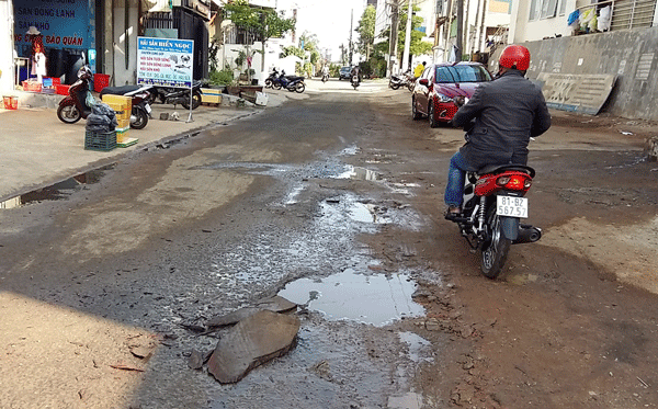 Nước thải từ chợ Phù Đổng chảy tràn ra đường gây ô nhiễm. Ảnh: K.P