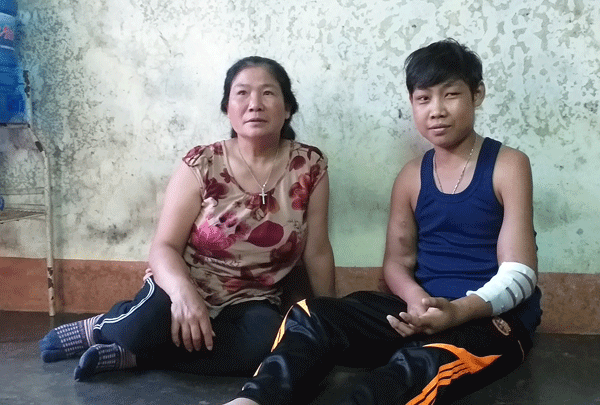 Bà Nở và con trai. Ảnh: N.T Cô Nở và con trai. Ảnh: N.T