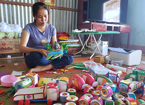  Cô Nguyễn Thị Nhài làm đồ chơi cho trẻ. Ảnh: M.T