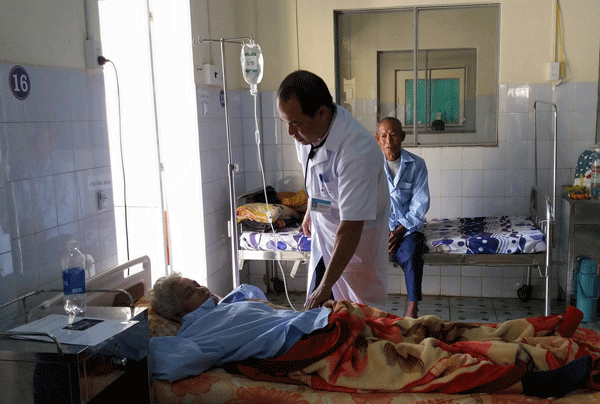 Bác sĩ Bệnh viện 331 thăm khám cho bệnh nhân. Ảnh: N.N