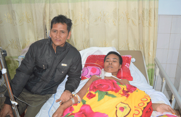  Anh Rô Dung chăm sóc vợ tại Bệnh viện Đa khoa tỉnh. Ảnh: Đ.Y