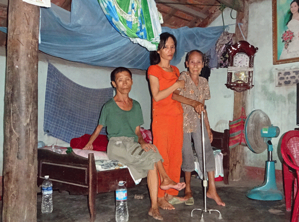 Chị Liêm cùng mẹ bị bệnh tim và anh trai bị liệt nửa người. Ảnh: N.T Chị Liêm cùng mẹ bị bệnh tim và anh trai bị liệt nửa người. Ảnh: N.T