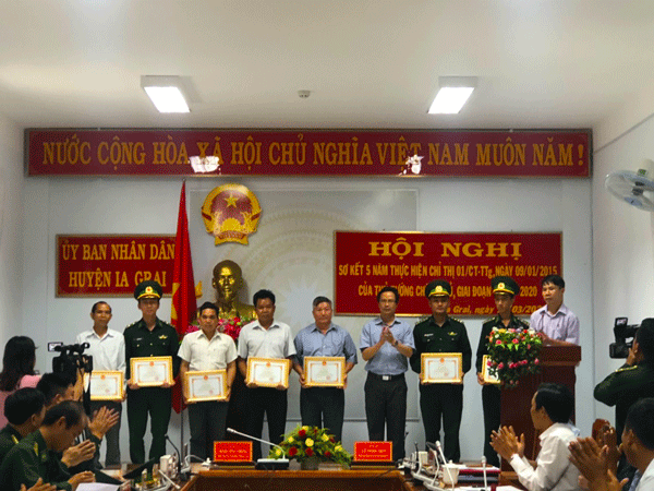 Chủ tịch UBND huyện trao giấy khen cho các cá nhân. Ảnh: A.H