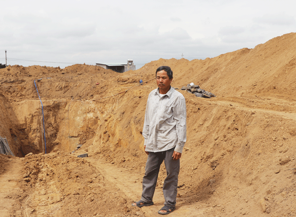 Ông Lương Gia Bảo (thôn 3, xã Đak Hlơ, huyện Kbang) bên chiếc giếng thứ 2 của gia đình. Ảnh: N.M