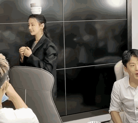 Màn khoe tài lẻ ít biết của Địch Lệ Nhiệt Ba ngay sau đó nhận được 