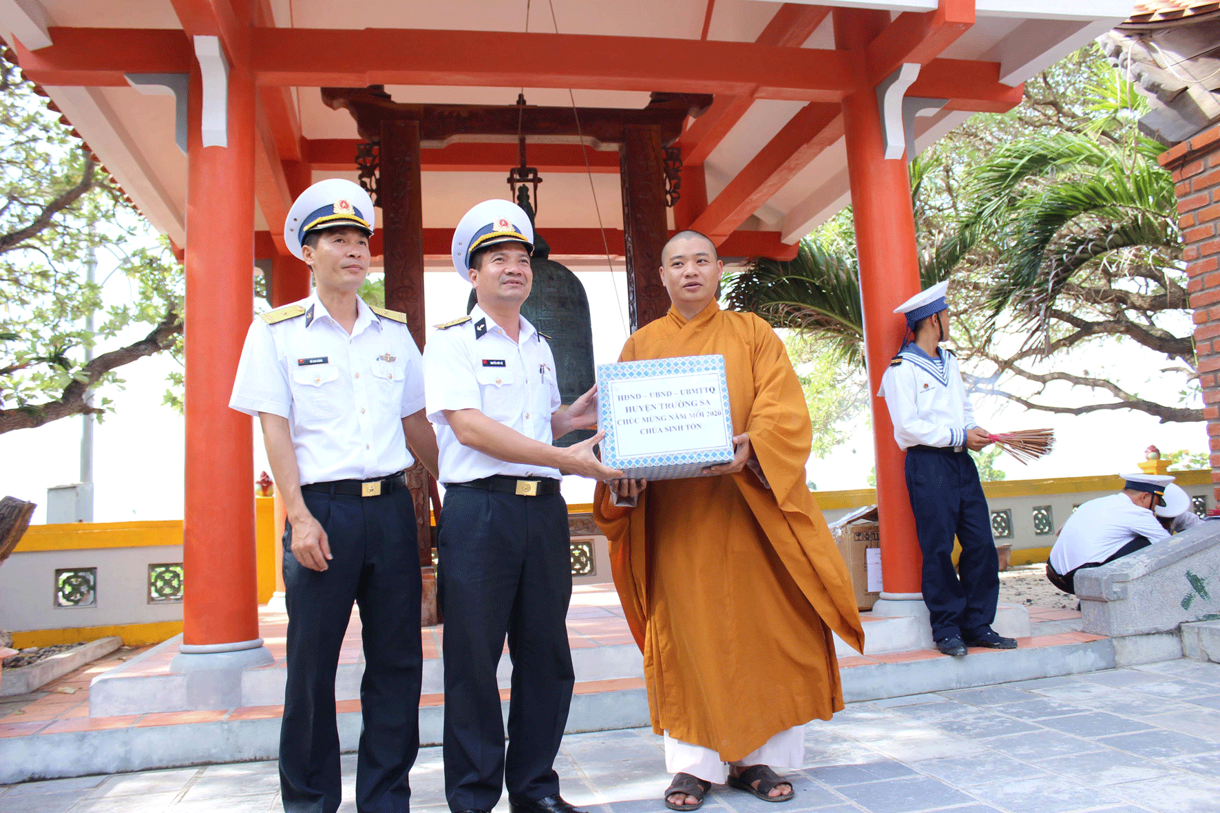 Tặng quà cho hòa thượng trụ trì chùa Sinh Tồn. Ảnh: N.H Tặng quà cho hòa thượng trụ trì chùa Sinh Tồn. Ảnh: N.H