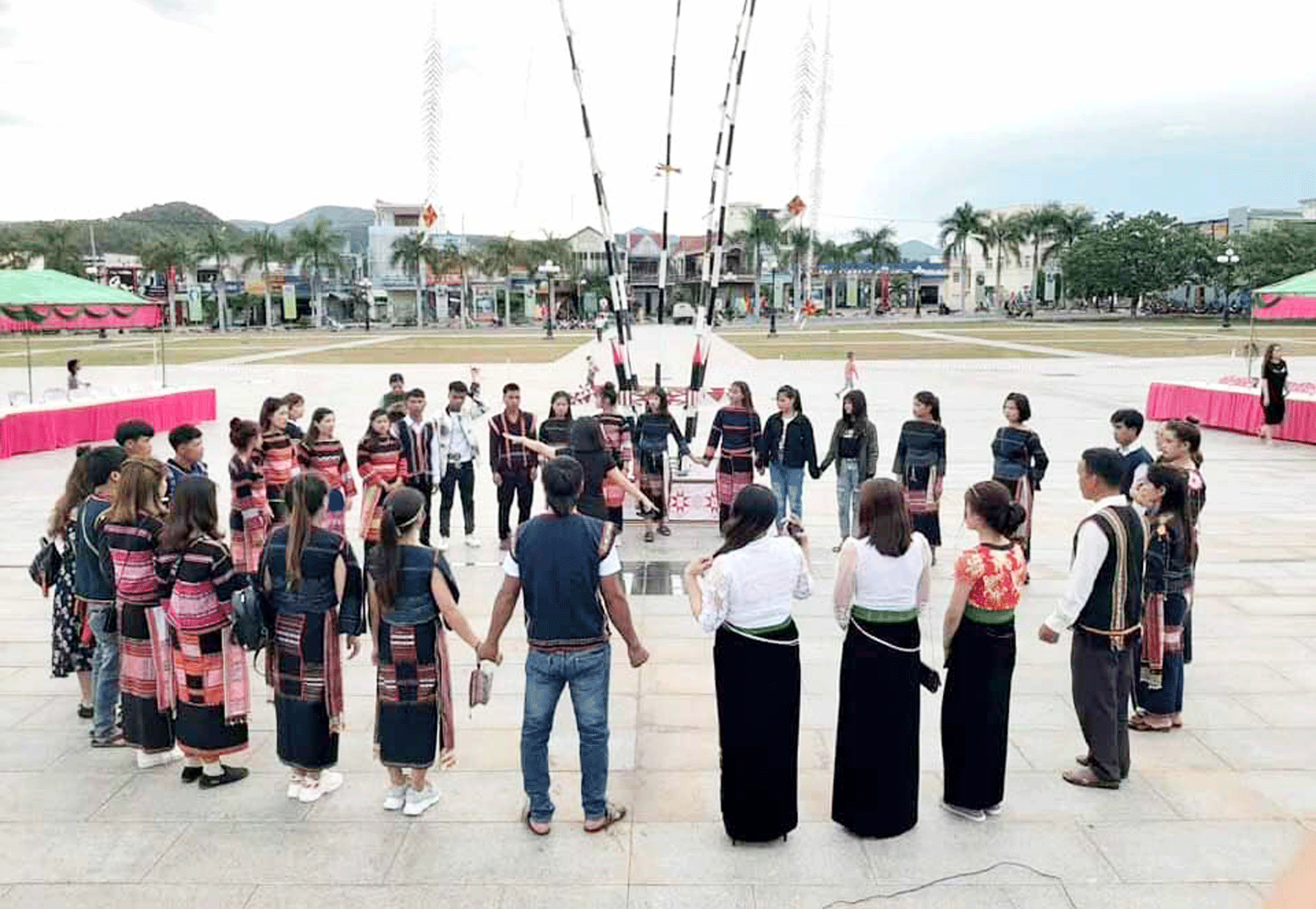 Cộng đồng các dân tộc phía Bắc và các dân tộc bản địa ở vùng đất Krong trong một lễ hội. Ảnh: L.H