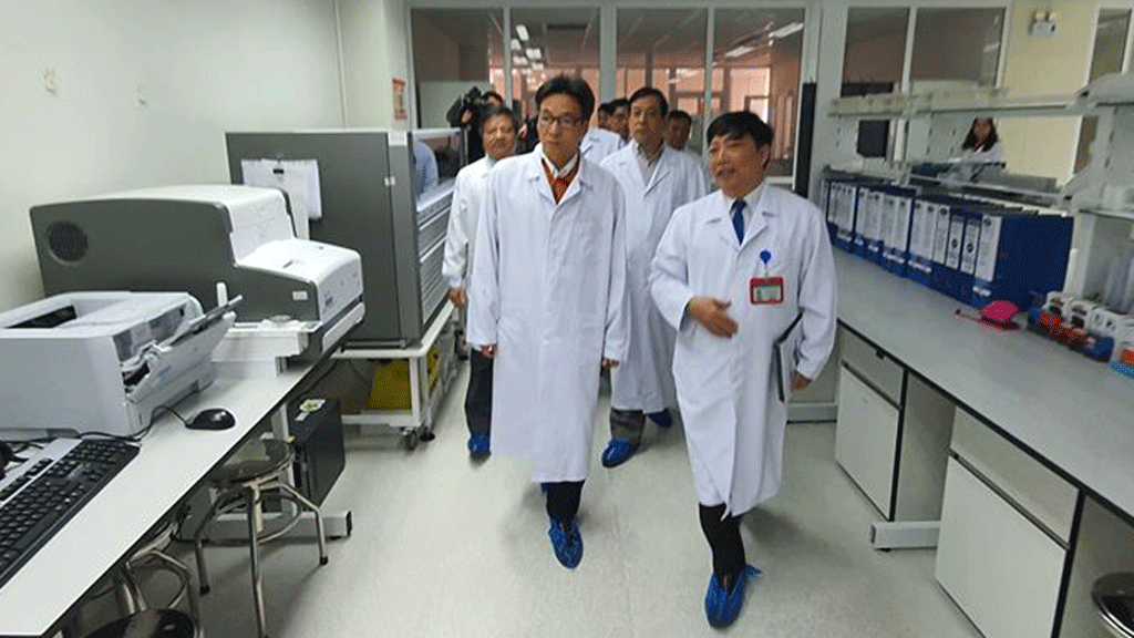  Phó thủ tướng Vũ Đức Đam kiểm tra, đánh giá năng lực ứng phó khi có dịch viêm phổi 'lạ' xâm nhập tại Bệnh viện Bệnh Nhiệt đới T.Ư ẢNH TUẤN DŨNG