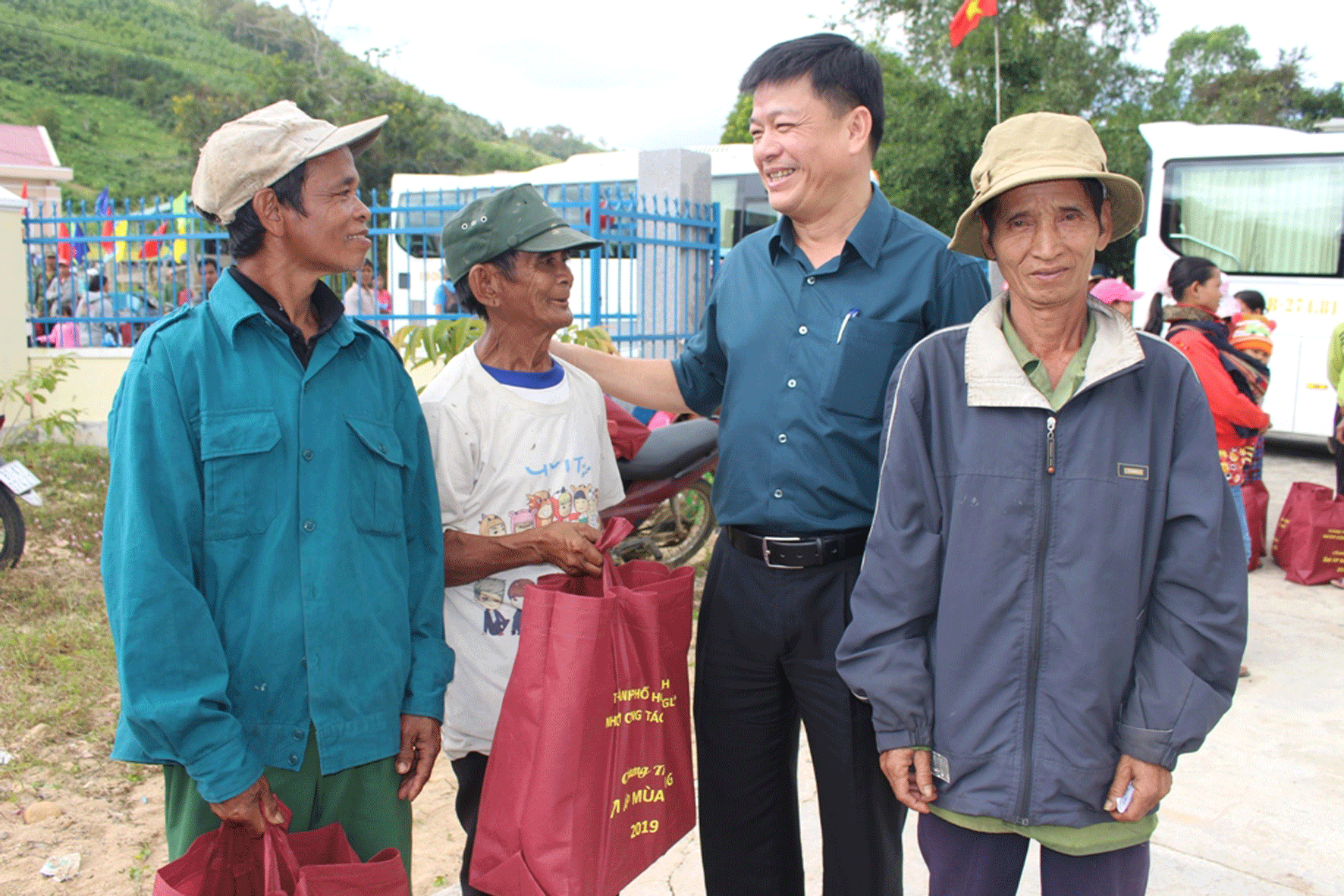 Anh Nguyễn Tương Minh (thứ 2 từ phải sang)-Tổng Giám đốc Công ty Fosco, Trưởng đoàn công tác xã hội “GL” TP. Hồ Chí Minh trò chuyện cùng người dân. Ảnh: P.L Anh Nguyễn Tương Minh (thứ 2 từ phải sang)-Tổng Giám đốc Công ty Fosco, Trưởng đoàn công tác xã hội “GL” TP. Hồ Chí Minh trò chuyện cùng người dân. Ảnh: P.L
