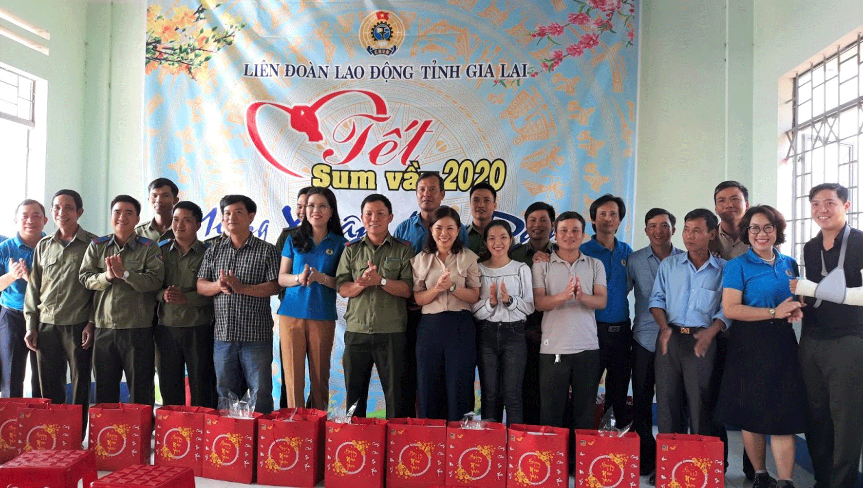 Liên đoàn Lao động tỉnh tặng quà cho đoàn viên, người lao động Ban Quản lý Rừng phòng hộ Ia Púch (huyện Chư Prông). Ảnh: Đ.Y Liên đoàn Lao động tỉnh tặng quà cho đoàn viên, người lao động Ban Quản lý Rừng phòng hộ Ia Púch (huyện Chư Prông). Ảnh: Đ.Y