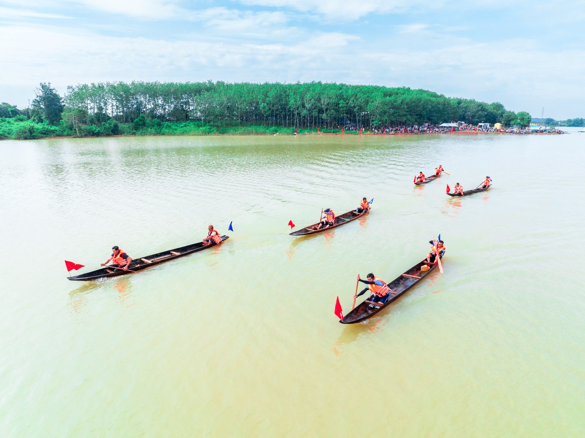 Các đội đua bám đuổi sát nhau trên mặt sông. Ảnh: PHẠM QUÝ img-4283.jpg