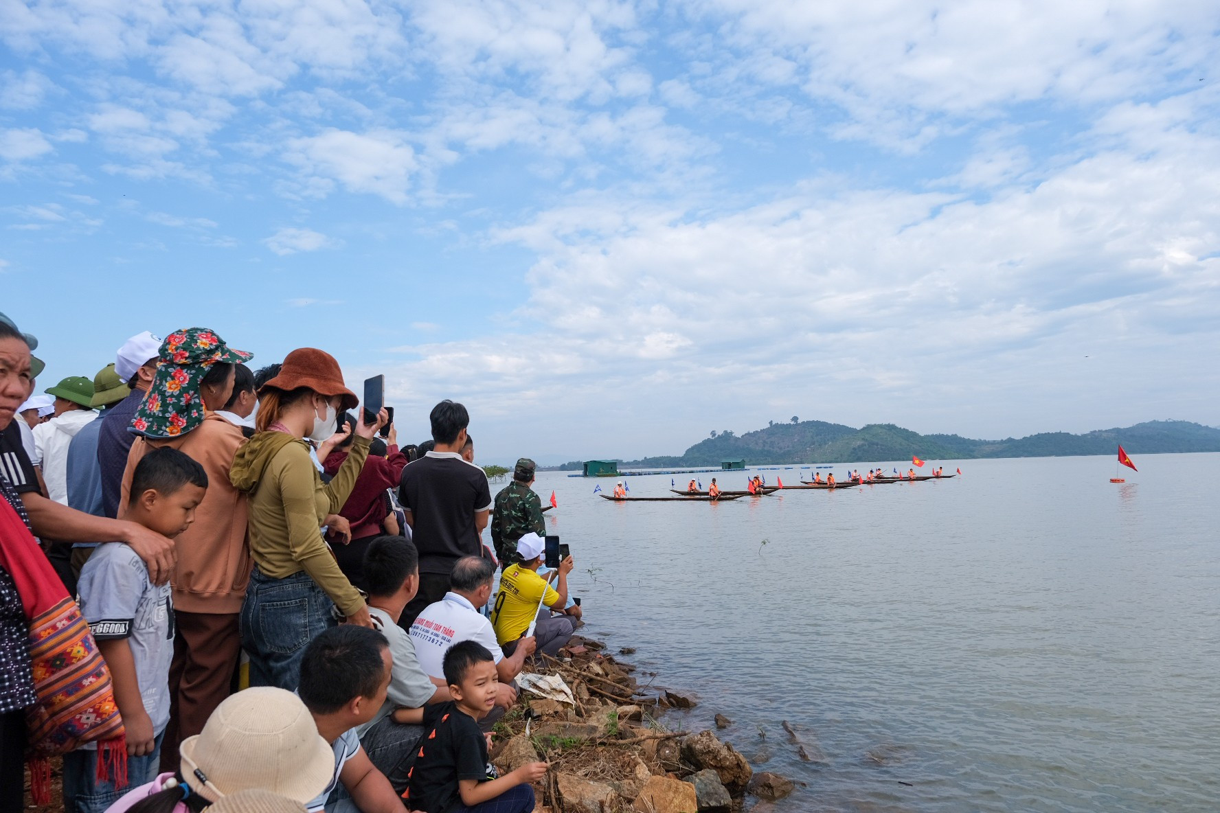 Cổ động viên cổ vũ các thuyền đua. Ảnh: HOÀNG NGỌC dscf6855.jpg