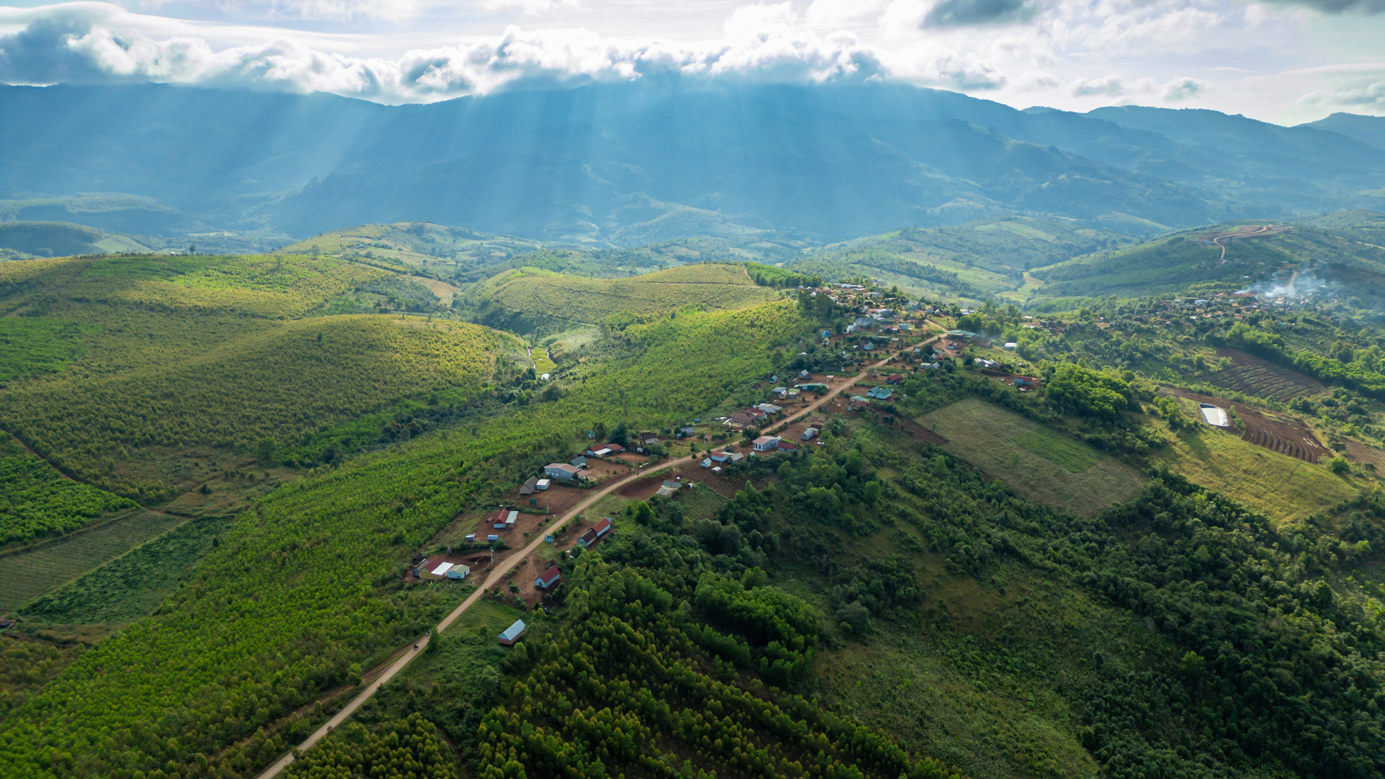 Làng Pờ Yầu nằm gọn trên "sống khủng long" giữa những ngọn núi của dãy núi Lơ Pang 1-lang-po-yau-nam-gon-trong-thung-lung-giua-nhung-ngon-nui-tren-day-lo-lang-hung-vi.jpg
