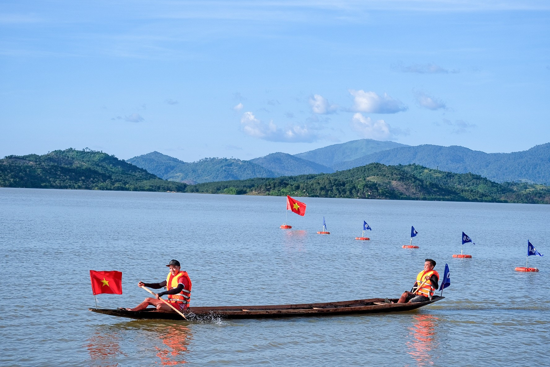 Hội đua thuyền độc mộc diễn ra vào mùa đẹp nhất trong năm của cao nguyên Gia Lai. Ảnh: HOÀNG NGỌC img-3965.jpg