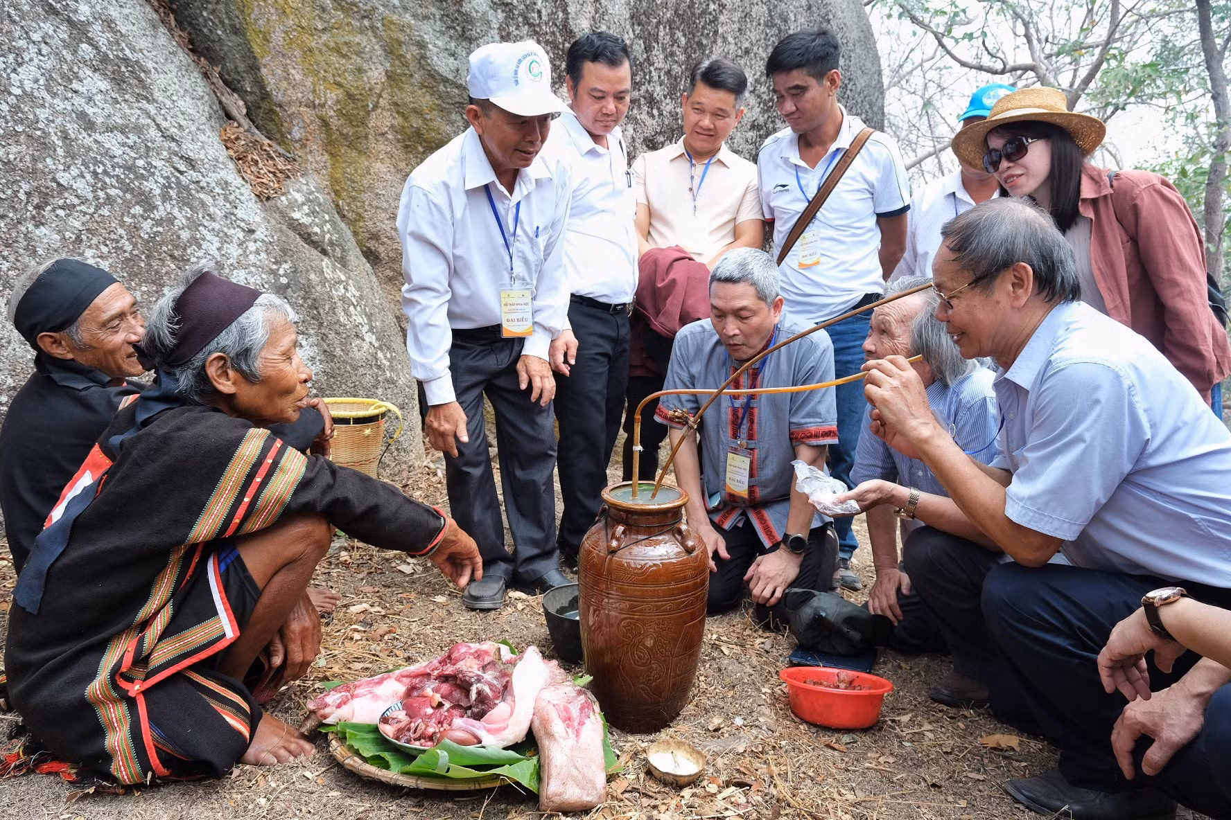 Lễ cầu mưa của Yang Pơtao Apui trên đỉnh núi thần Chư Tao Yang