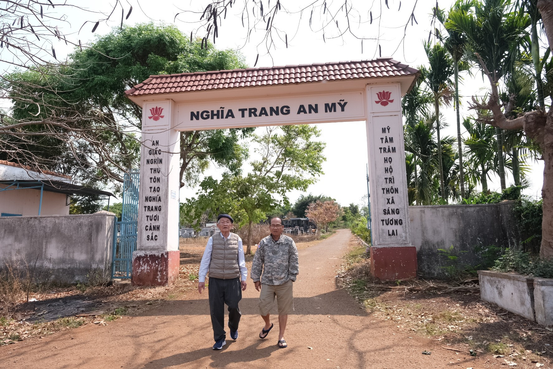 Ông Đoàn Tiến Quyết là người đã có công lao tôn tạo lai nghĩa trang An Mỹ, xã An Phú. Ảnh: Hoàng Ngọc dscf2173.jpg