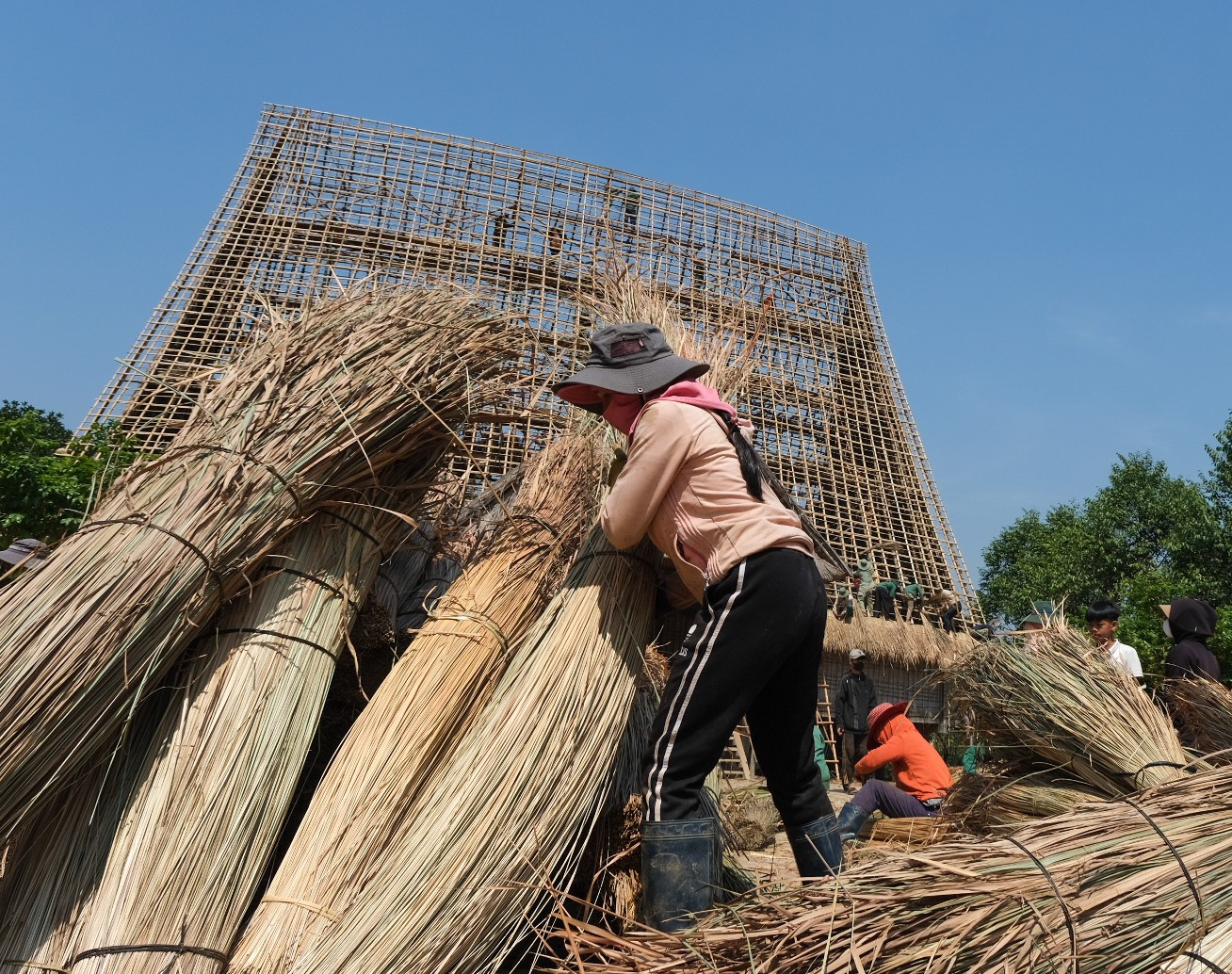 Mỗi phụ nữ trong độ tuổi lao động đóng góp 10 bó tranh. Ảnh: Hoàng Ngọc moi-phu-nu-trong-do-tuoi-lao-dong-gop-10-bo-tranh.jpg