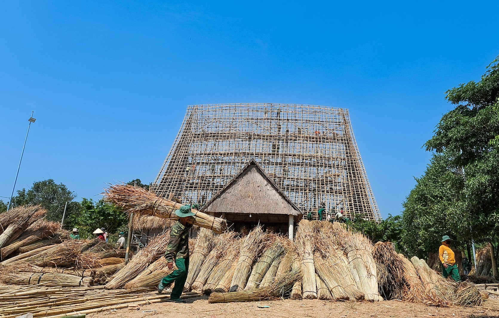 Mái tranh cũ đã được tháo xuống chuẩn bị lợp mới. Ảnh: Hoàng Ngọc 1-lang-kon-so-lal-xa-ha-tay-huyen-chu-puh-sua-nha-rong.jpg