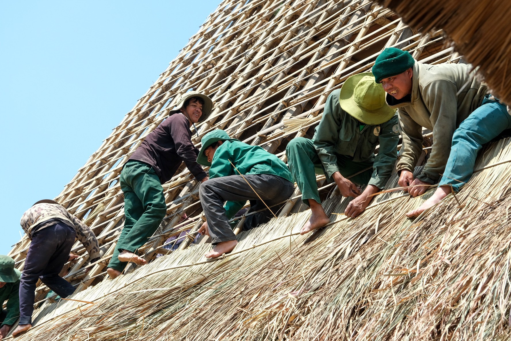 Những lớp tranh được cố định chắc chắn dày cả gang tay. Ảnh: Hoàng Ngọc lop-mai-tranh-nha-rong-829.jpg