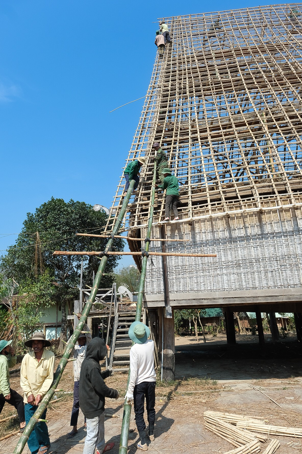 Người Bahnar sáng tạo ra các loại thang trèo bằng tre nứa phục vụ cho công việc. Ảnh: Hoàng Ngọc dscf0535.jpg